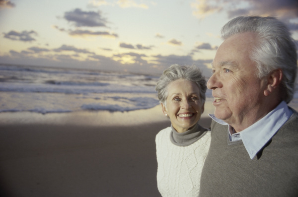 沙滩上的老年夫妻图片
