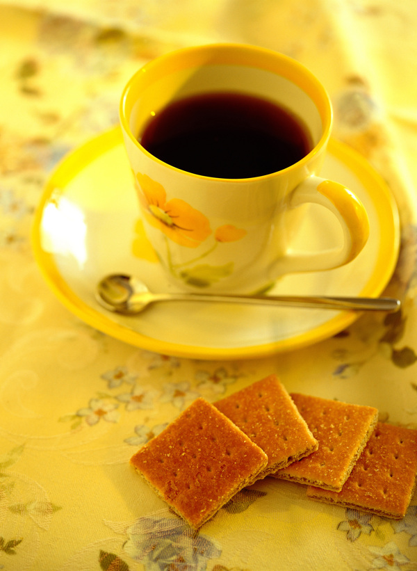 一杯咖啡旁的饼干图片