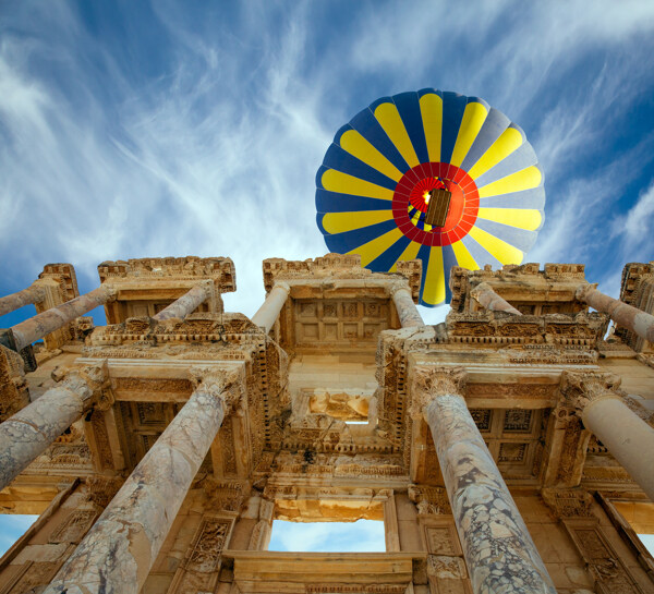 热气球与古代建筑图片