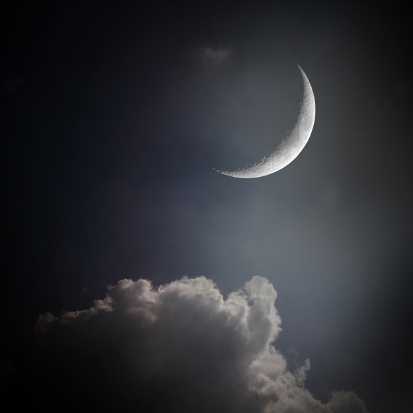 月亮与白云图片