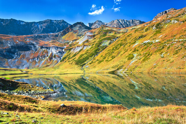 秋季山峰水流风景图片