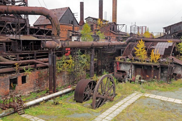 破旧的钢铁厂图片