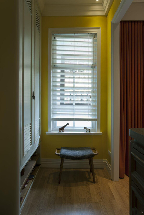 美式时尚室内黄色窗户设计图