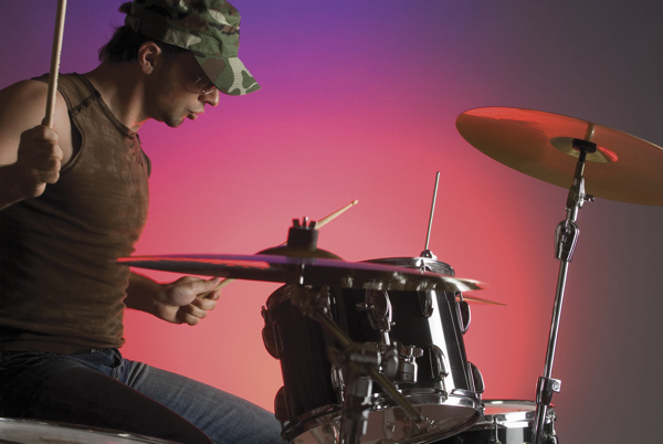 演奏架子鼓的外国男性鼓手图片