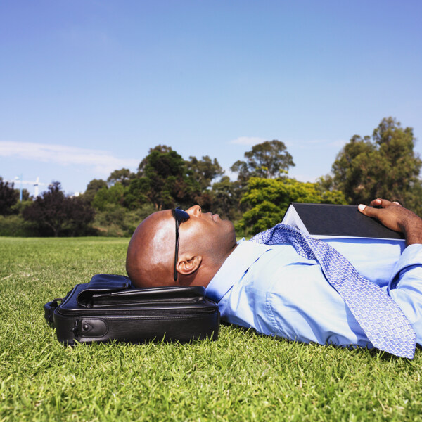 躺在草地上的商务男性图片