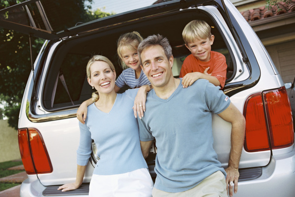 汽车旁的幸福家庭图片