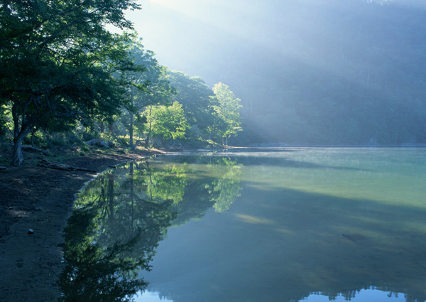 山林湖泊