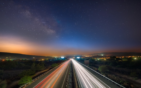 夜晚星空下的交通道路