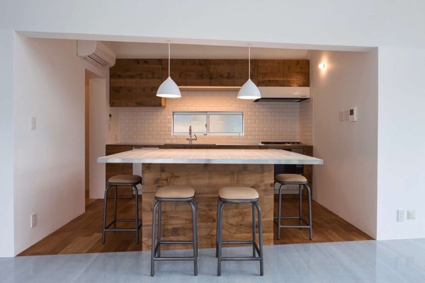 北欧清新开放式厨房白色吊灯室内装修效果图