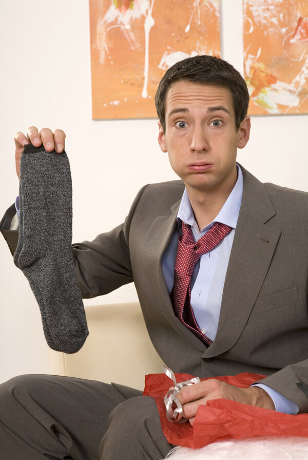 手拿袜子的外国男性图片