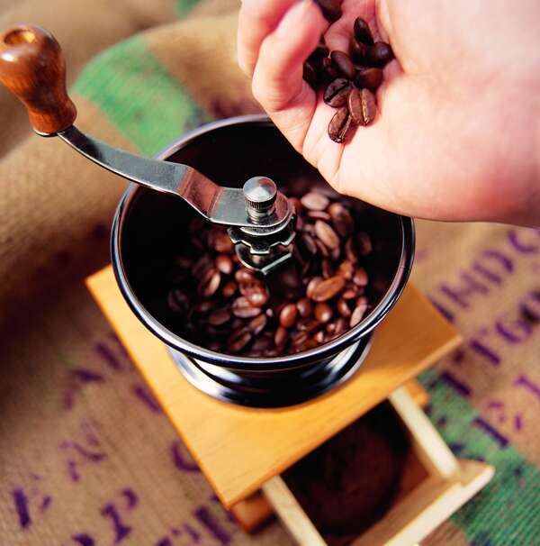 手工咖啡研磨的过程添加咖啡豆