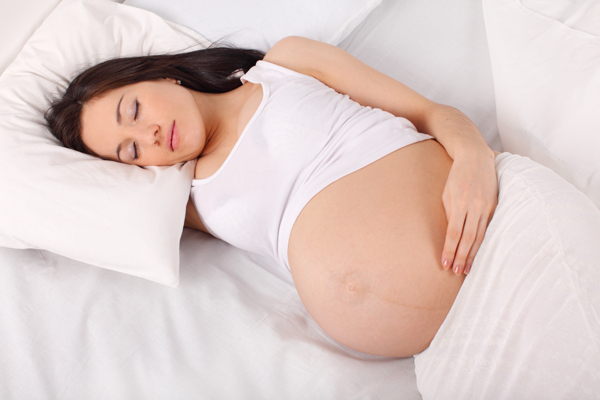 躺着睡觉的外国孕妇图片