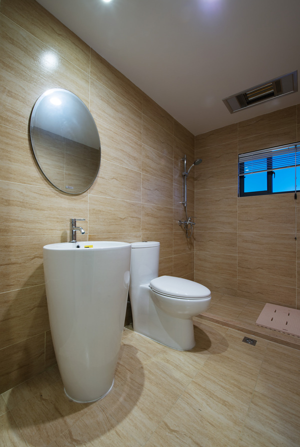 现代简约浴室浅色花纹背景墙室内装修效果图