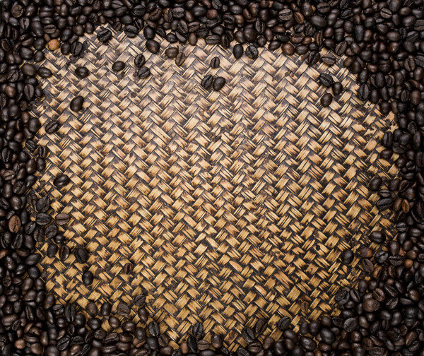 竹编上的咖啡豆图片