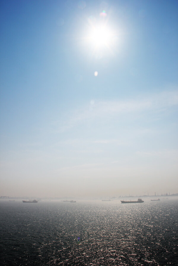 海上晴日图片