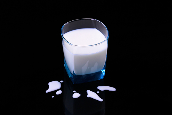 乳白色的牛奶图片