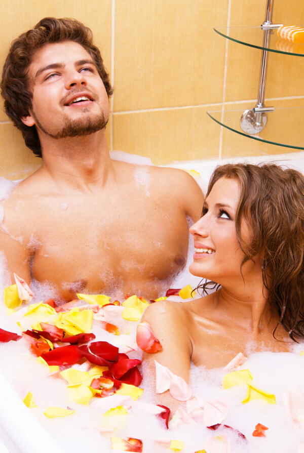 一起洗花瓣浴的情侣图片