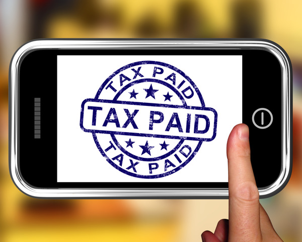 税款的智能手机显示确认付款