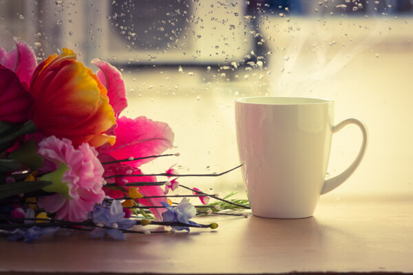 温热的茶与鲜花图片