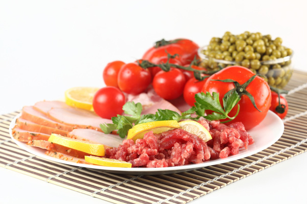 盘子的瘦肉和西红柿图片