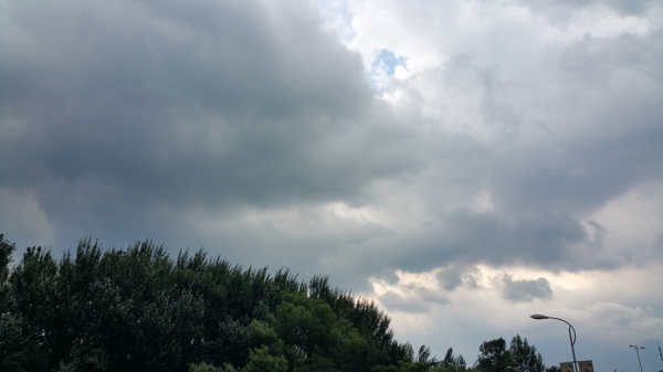 天空中的积雨云图片