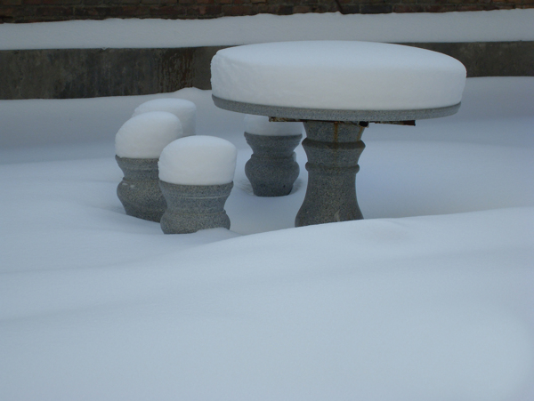 白雪中的石桌凳
