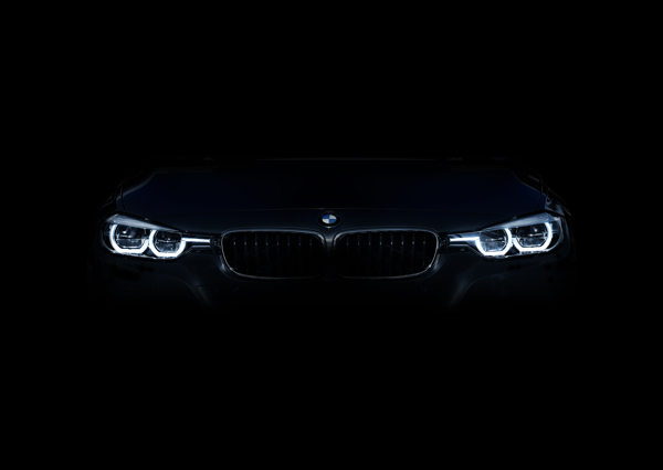 夜色中的新BMW3系前脸大灯