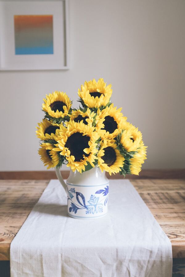 桌上的向日葵插花