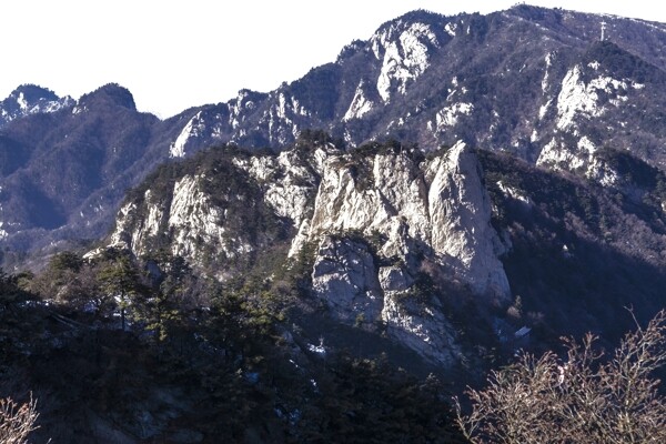 绵延起伏陡峭的大山