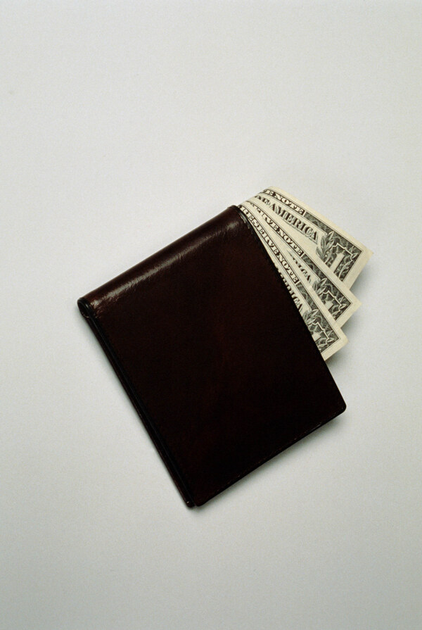钱包与美钞特写图片装有美钞的钱包
