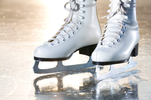 溜冰场上的白色溜冰鞋图片