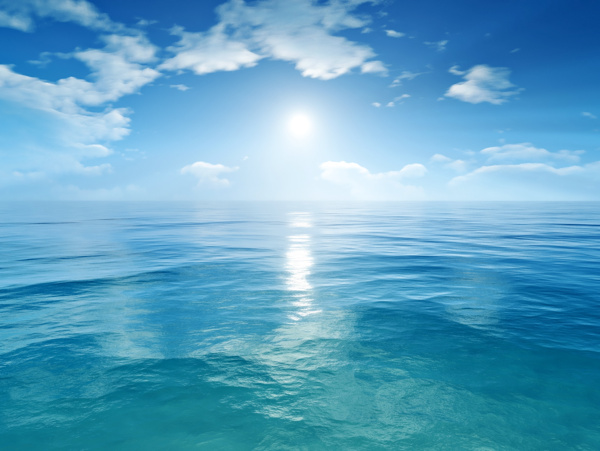 阳光下的大海风景图片