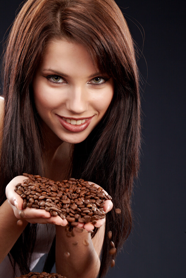 手捧咖啡豆的女人图片