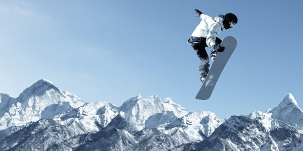 雪山高空滑雪图片