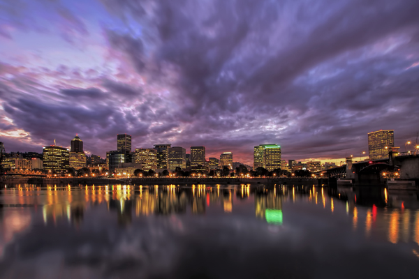 灯火通明的城市夜景