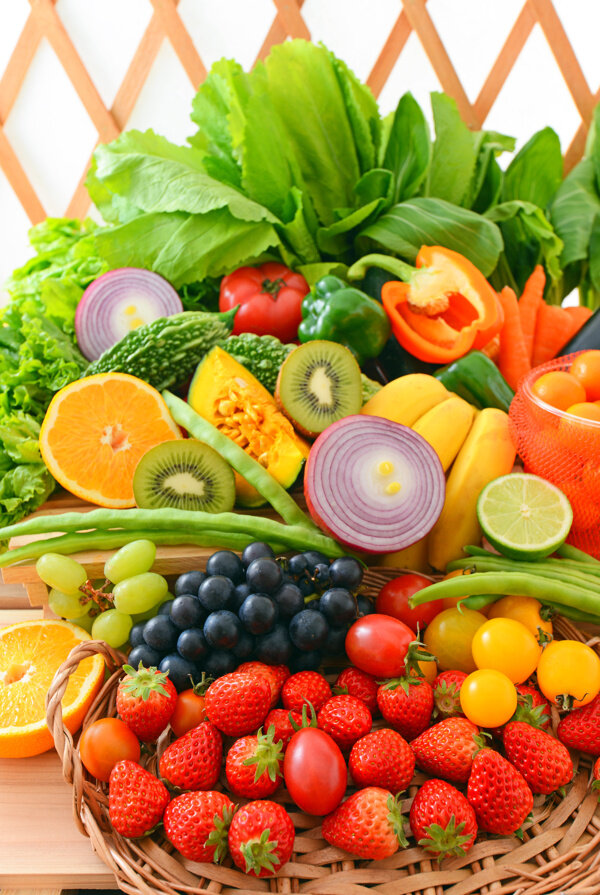 各种绿色蔬菜和水果