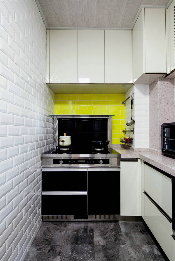 现代艺术厨房黄色背景墙室内装修效果图