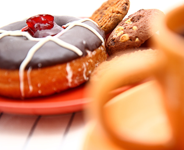 不健康的饮食习惯饼干甜甜圈和甜的咖啡