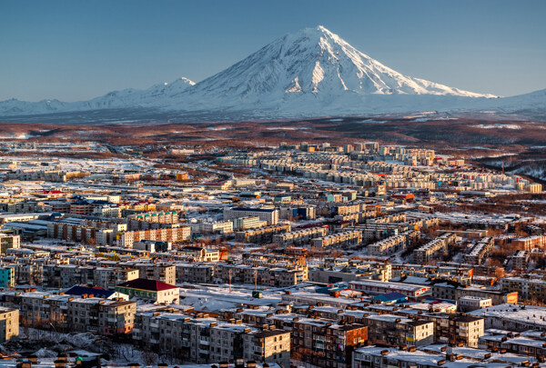 雪山与城市风景图片