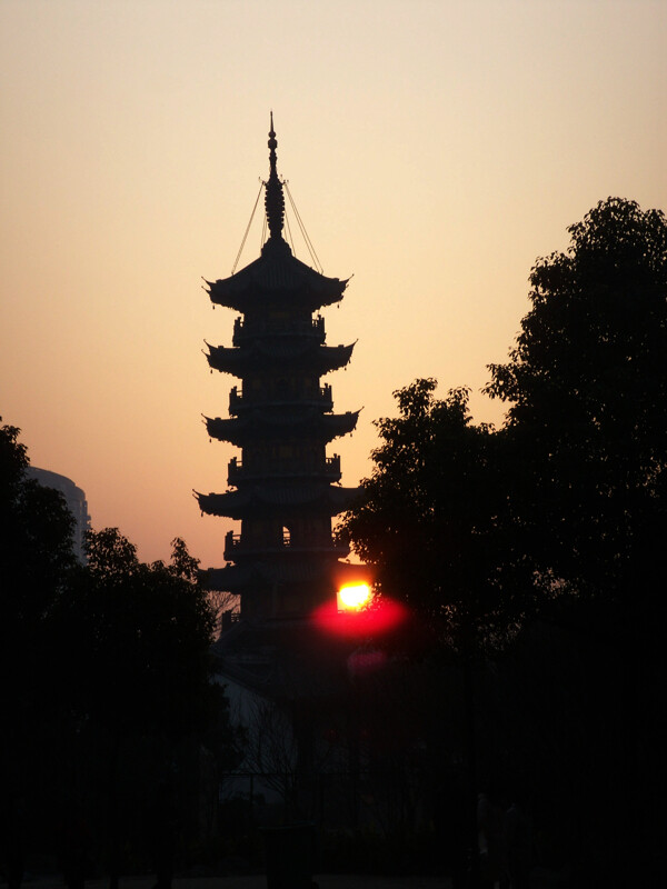 清晨的龙华塔图片