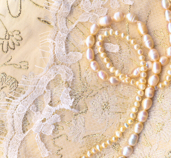 漂亮的婚纱背景与珍珠