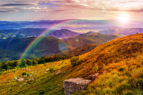 美丽彩虹下的草坪图片