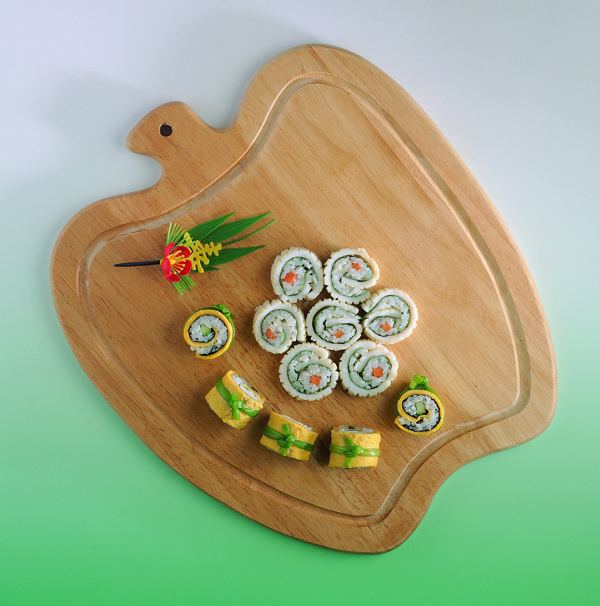苹果型木板上的寿司图片