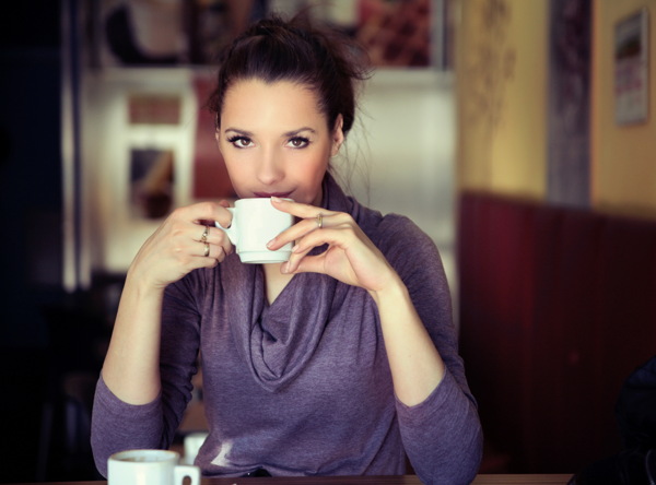 正在喝咖啡的职业美女图片