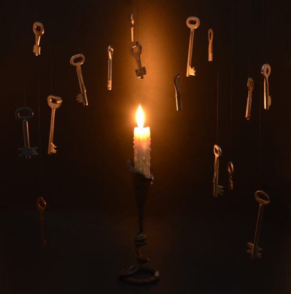 蜡烛与空中的钥匙图片