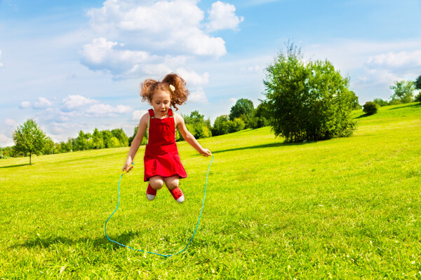 草地上跳绳的孩子图片