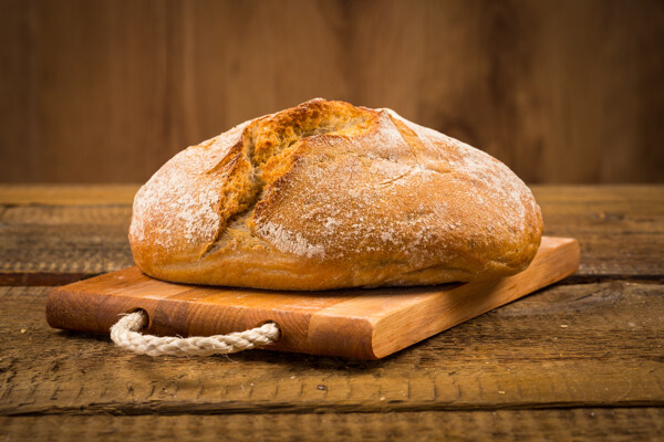 菜板上的面包图片