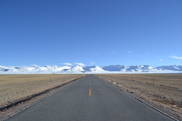 雪山与公路图片