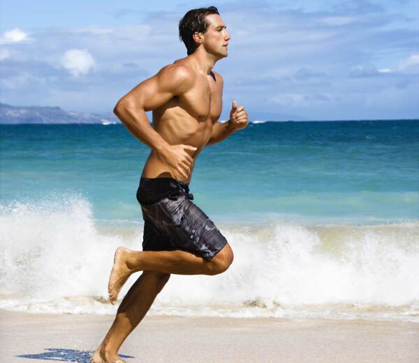海边跑步的男人图片
