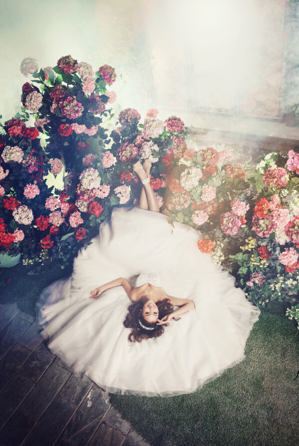 躺在鲜花里的新娘摄影图片